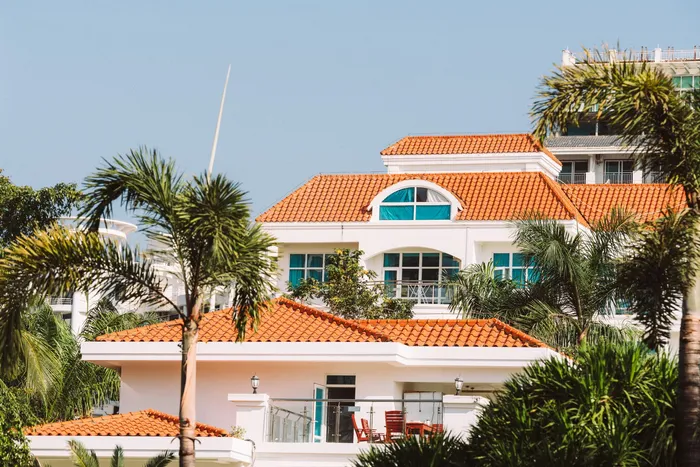 Casa com telhado de telha cerâmica