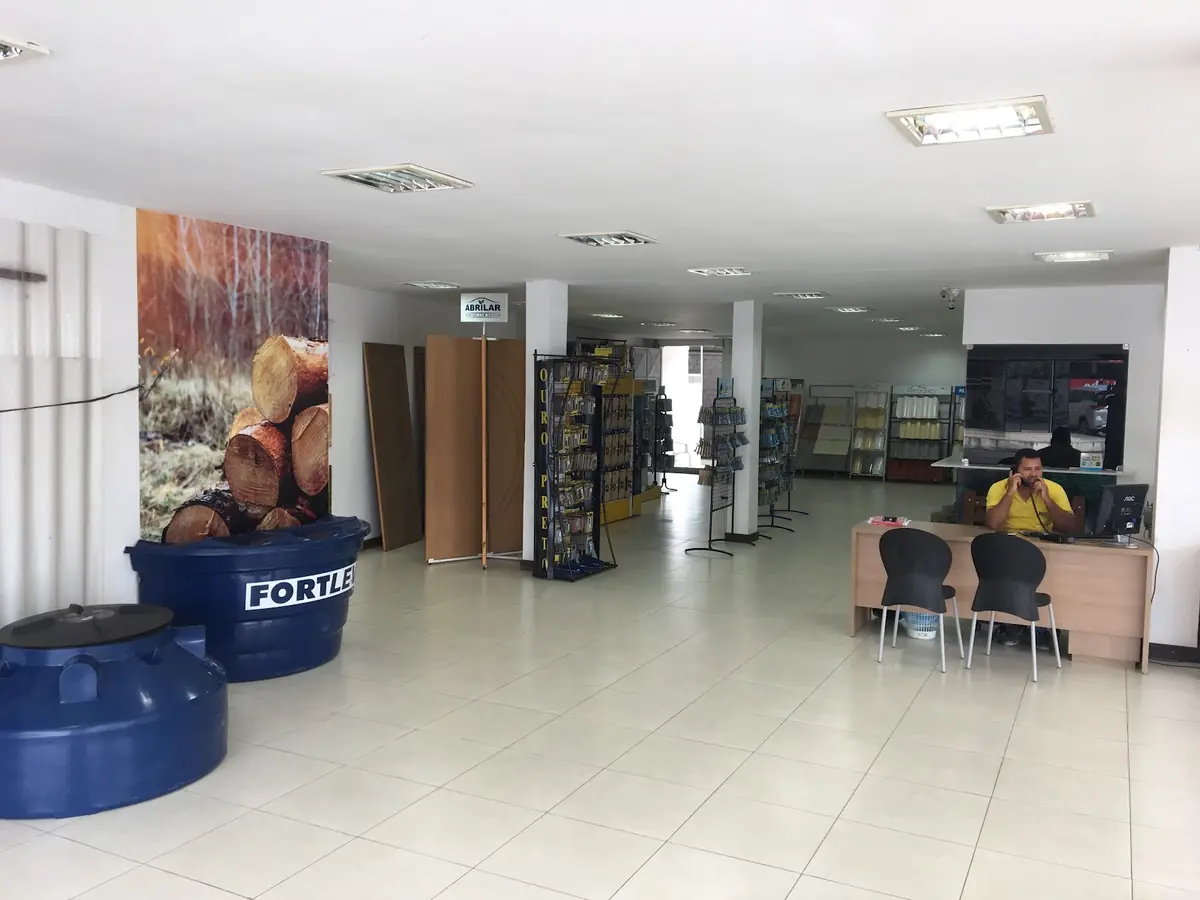 Showroom da loja da Jean com portas e janelas